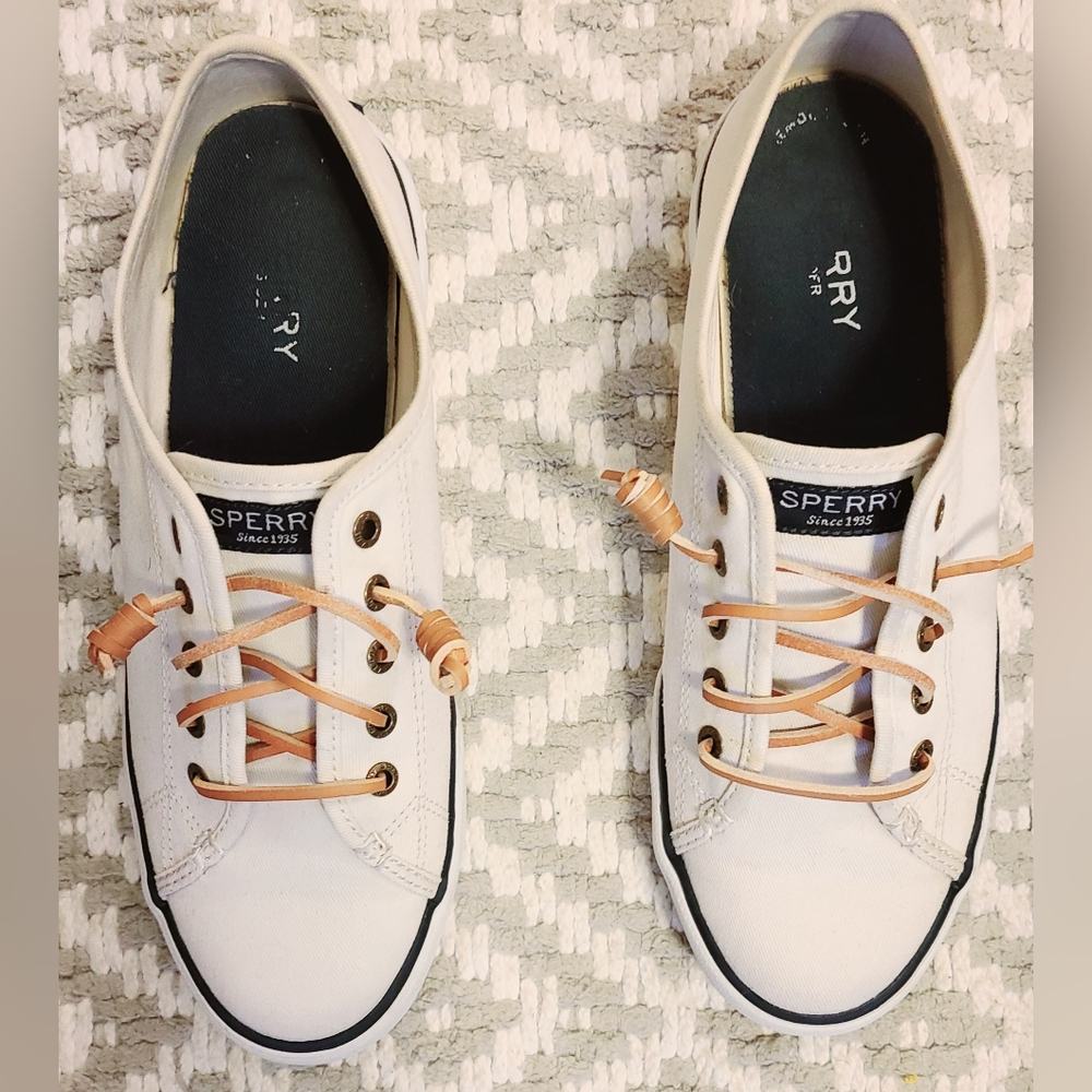 Pre owned  Sperry Sneakers  size 6m minor wear excellent condition